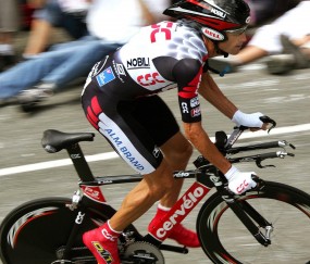 开云体育官网-F1新赛季揭幕战焦点,丹麦引擎冲垮塞内加尔黑马