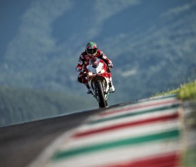 开云体育下载-绿茵场外的强行终结，当玻利维亚高原意外闯入德甲争冠战