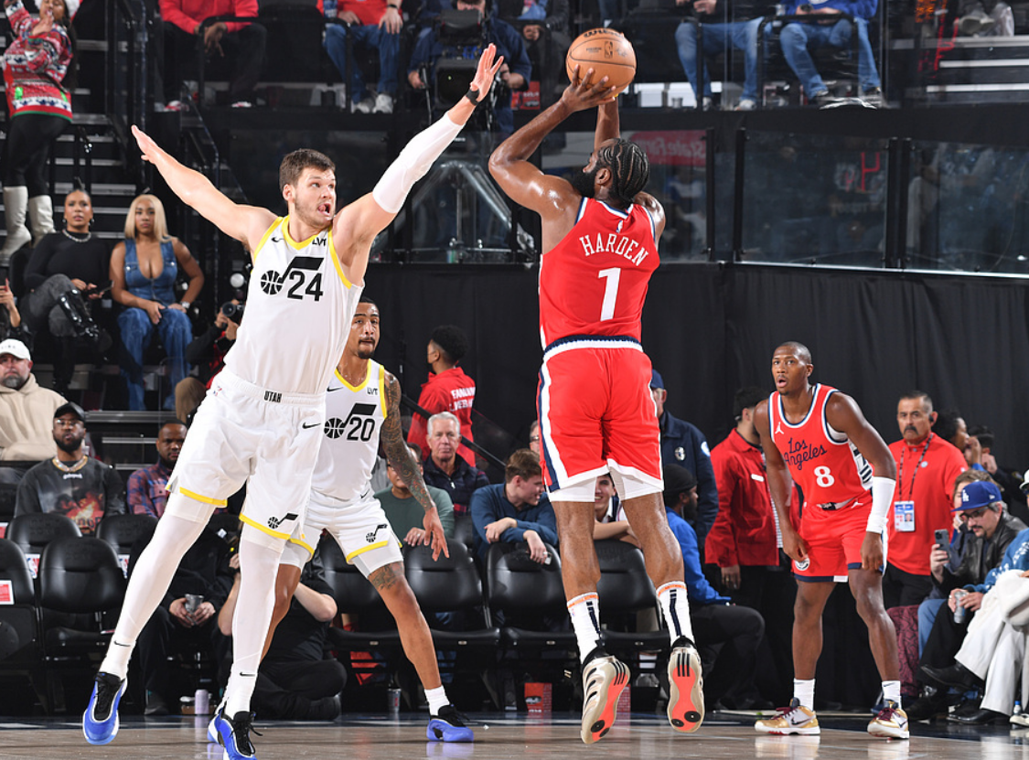 雷霆险胜新疆队,哈登统治全场 雷霆险胜新疆队,哈登统治全场