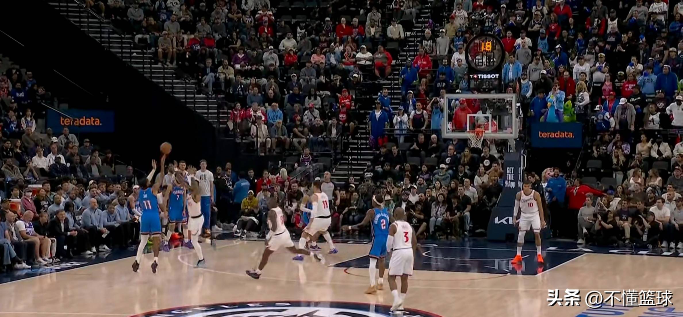 雷霆险胜新疆队,哈登统治全场 雷霆险胜新疆队,哈登统治全场