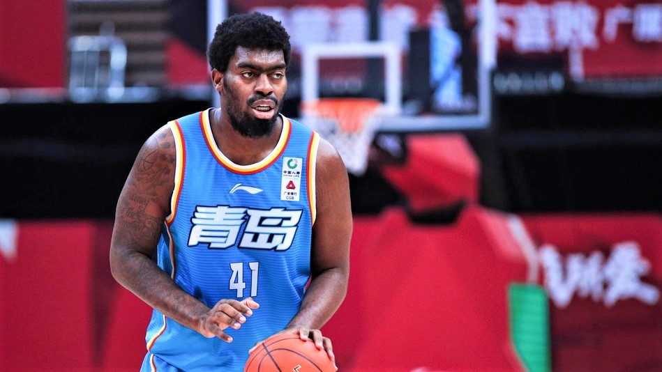 青岛队险胜上海队，麦科勒姆刷新纪录