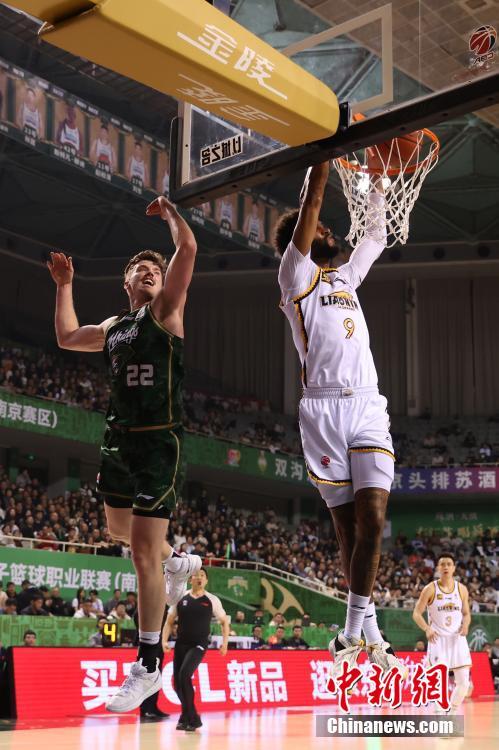 辽宁队主场战胜江苏队，展现强大实力