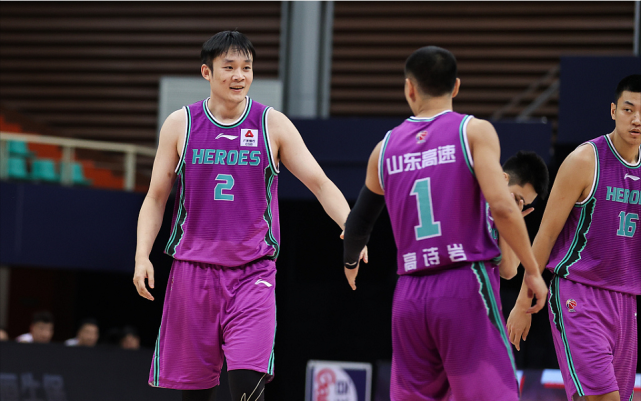 汉堡争议判罚助攻获胜，球迷喜出望外！