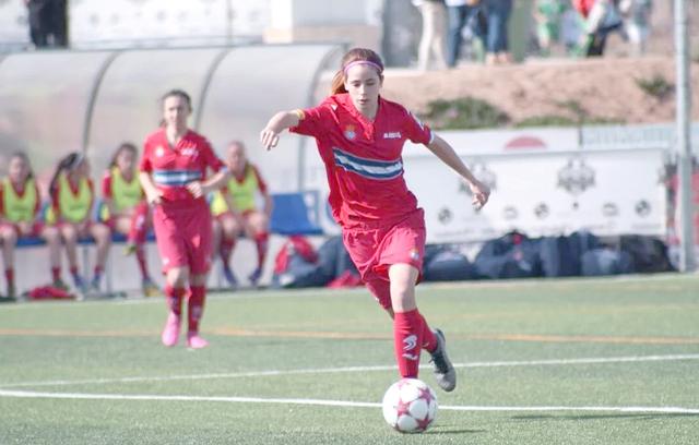 马德里竞技女足球员进行团队合作训练 马德里竞技女足球员进行团队合作训练