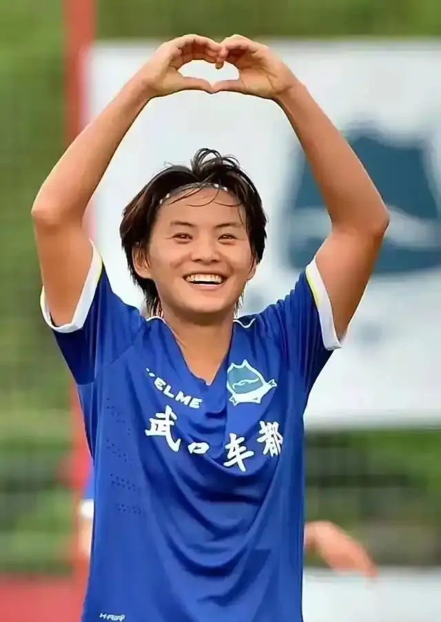 力争上游：女足选手奋勇争先